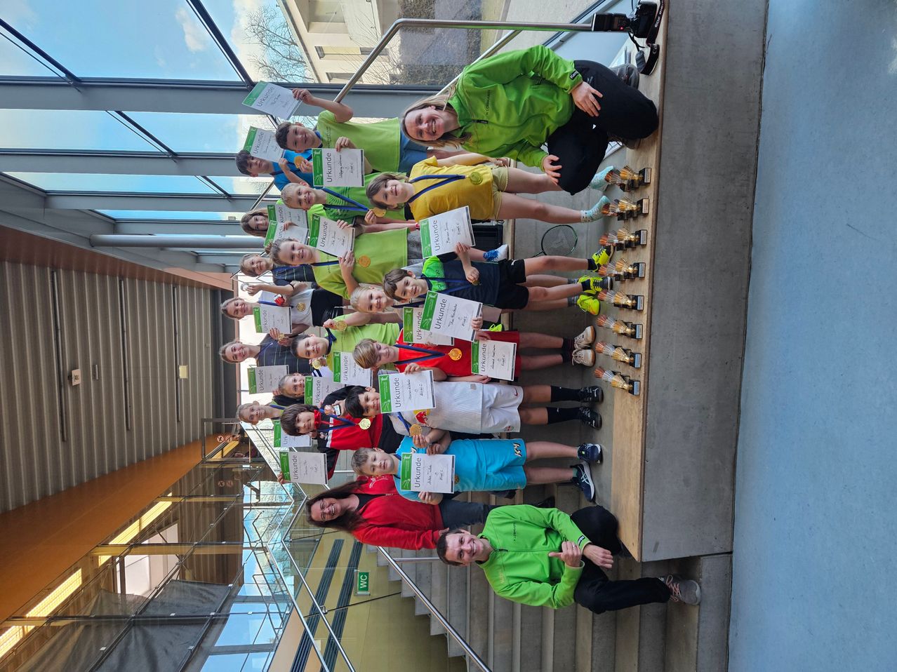 Bild enthält, Shorts, People, Person, Shelter, Photography, Portrait, Floor, Flooring, Restaurant, Shoe