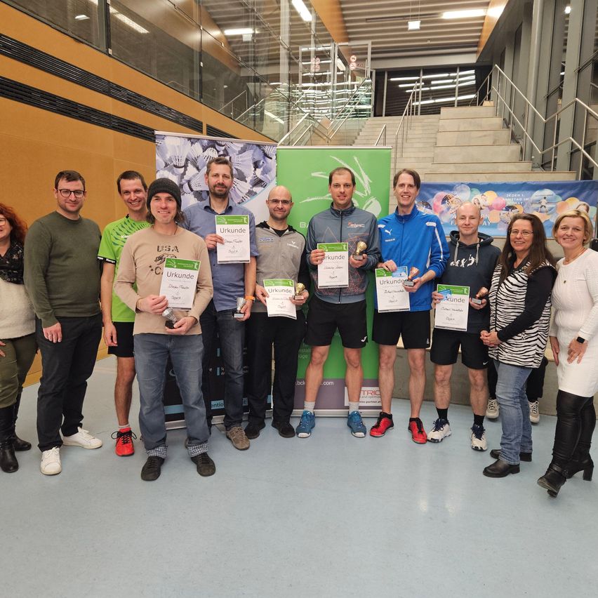 Bild enthält, Pants, People, Person, Groupshot, T-Shirt, Jeans, Adult, Male, Man, Woman