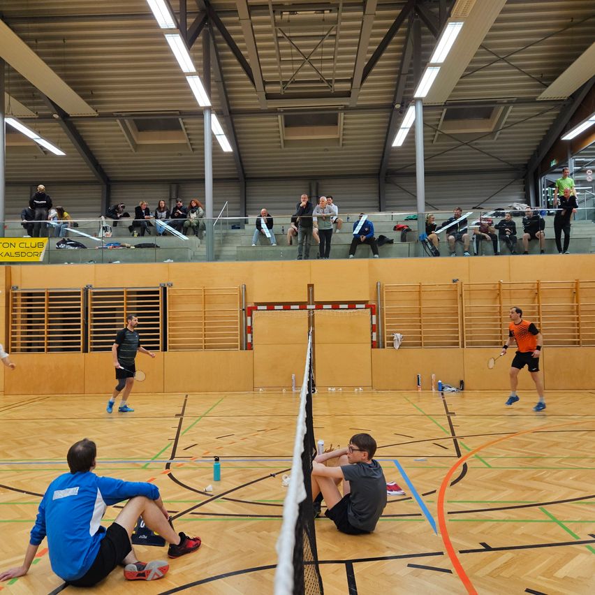 Bild enthält, Floor, Flooring, Person, Boy, Child, Male, Volleyball Game, Wood, Shoe, Shorts