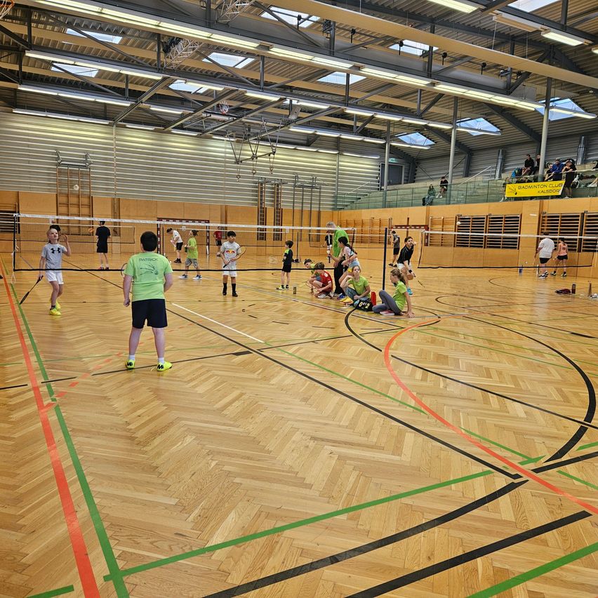 Bild enthält, Floor, Flooring, Sport, Volleyball, Volleyball Game, Person, Architecture, Building