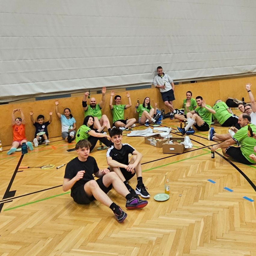 Bild enthält, Adult, Male, Man, Person, Shoe, Volleyball Game, Basketball Game, Face, Ping Pong Paddle, Flooring