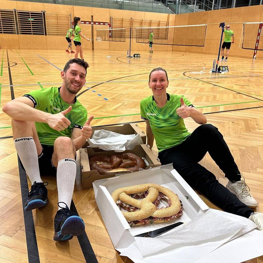 Bild enthält, Person, People, Sword, Weapon, Ice Skating, Ice Skating Dancing, Performer, Rink, Skating, Sport