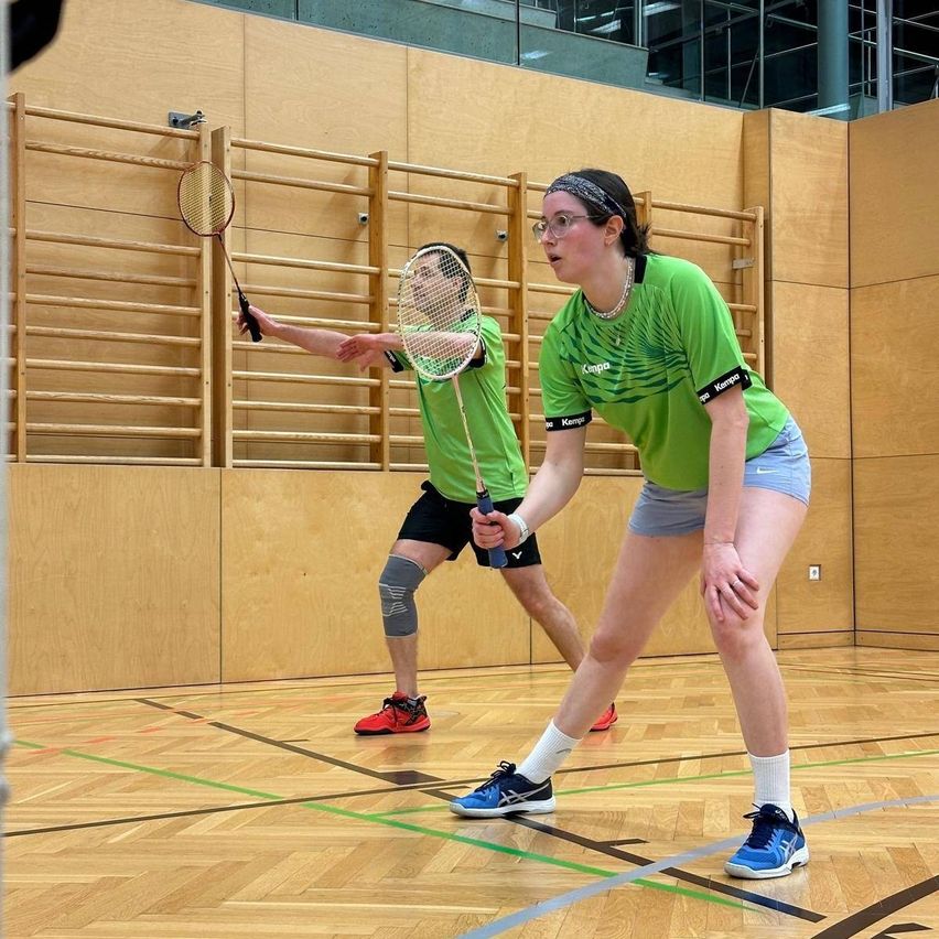 Bild enthält, Badminton, Person, Sport, Racket, Tennis, Tennis Racket, Clothing, Shorts