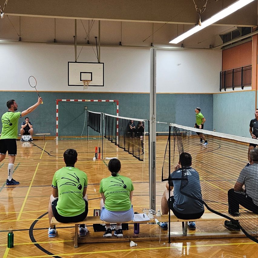 Bild enthält, Footwear, Shoe, Person, Volleyball, Volleyball Game, Adult, Male, Man, Tennis Racket, Hat