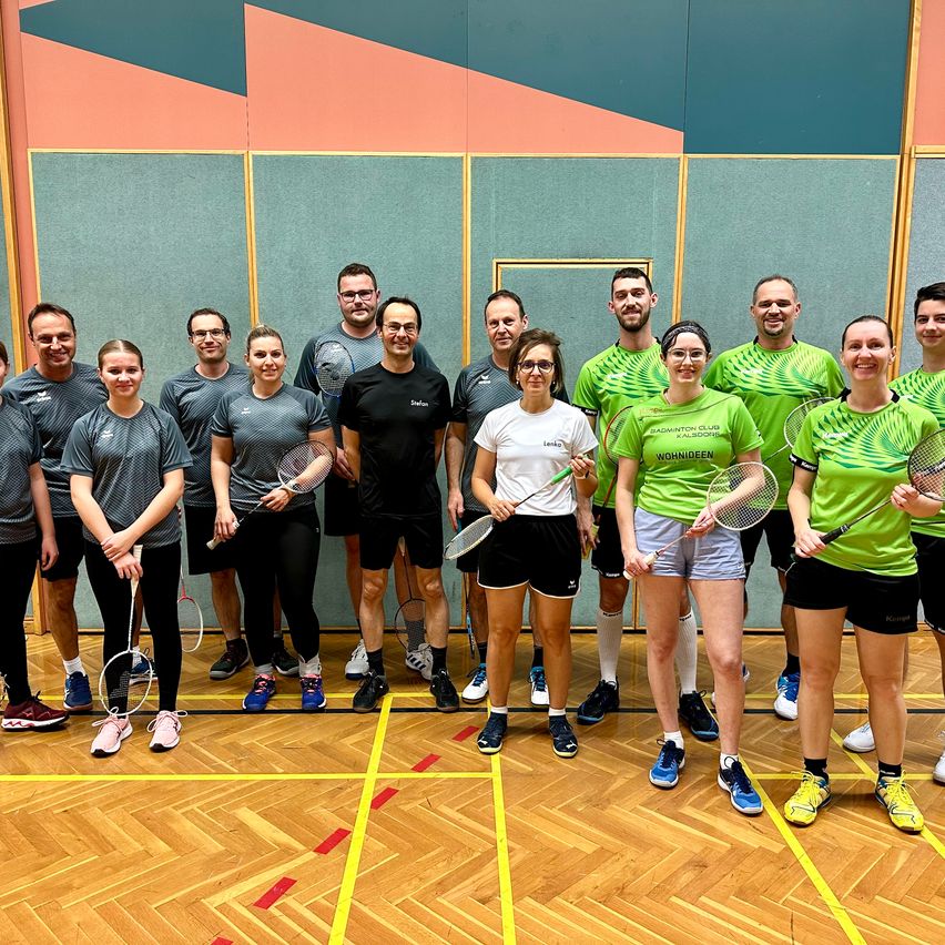 Bild enthält, Groupshot, Person, People, Baton, Adult, Male, Man, Boy, Teen, Racket