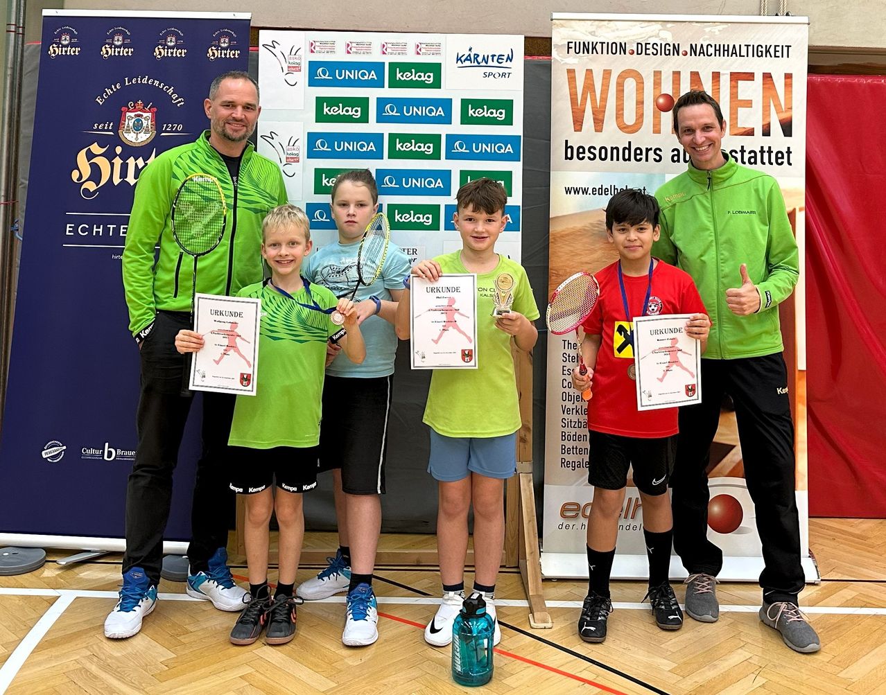 Bild enthält, Shorts, Shoe, Adult, Male, Man, Person, T-Shirt, Advertisement, Face, Groupshot