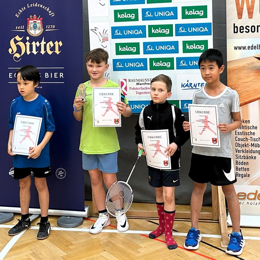 Bild enthält, Racket, Tennis Racket, Advertisement, Person, Shorts, Poster, Boy, Child, Male, Shoe