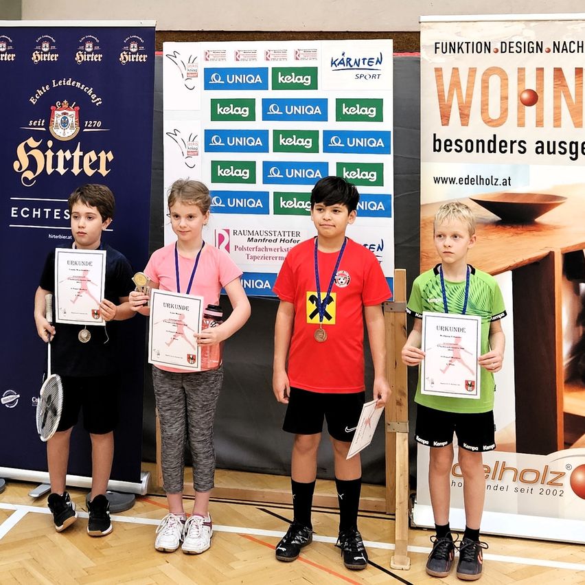 Bild enthält, Shorts, Advertisement, Boy, Male, Person, Teen, Child, Shoe, Poster, Face