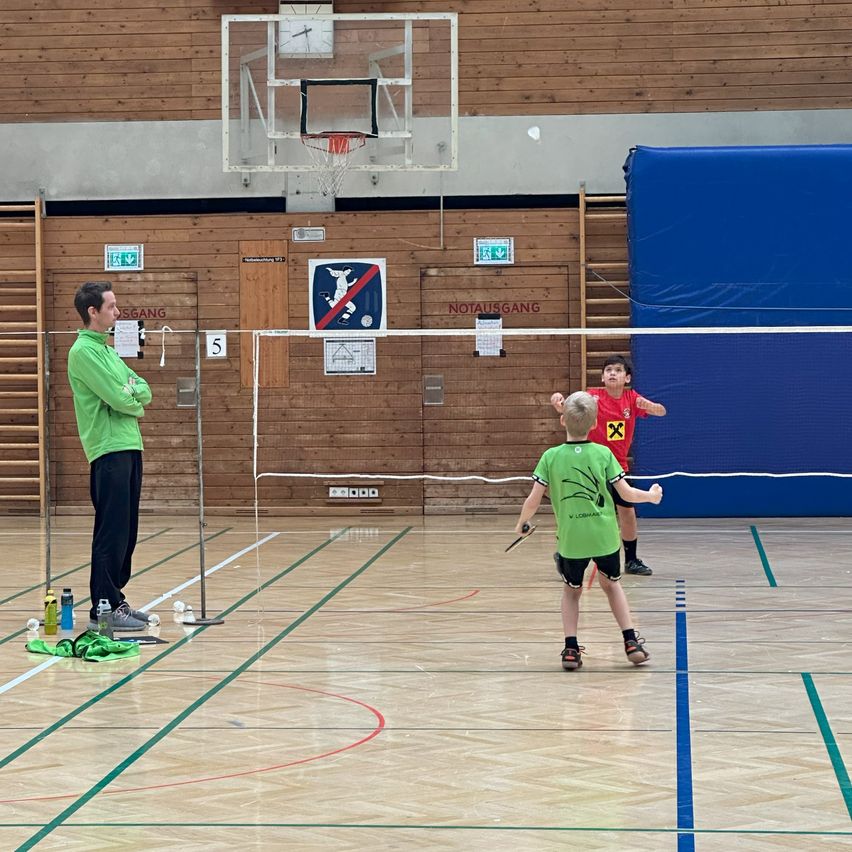 Bild enthält, Boy, Child, Male, Person, Clothing, Footwear, Shoe, Sport, Volleyball, Volleyball Game