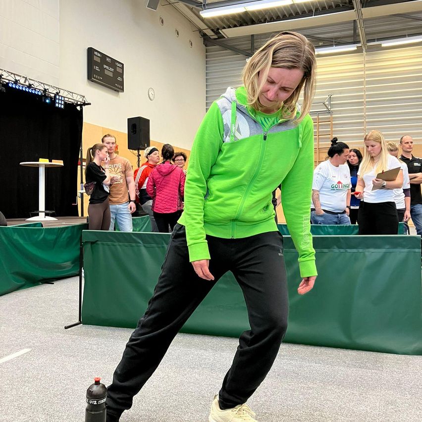 Bild enthält, Pants, Person, Walking, People, Adult, Female, Woman, Handbag, Speaker, Jeans