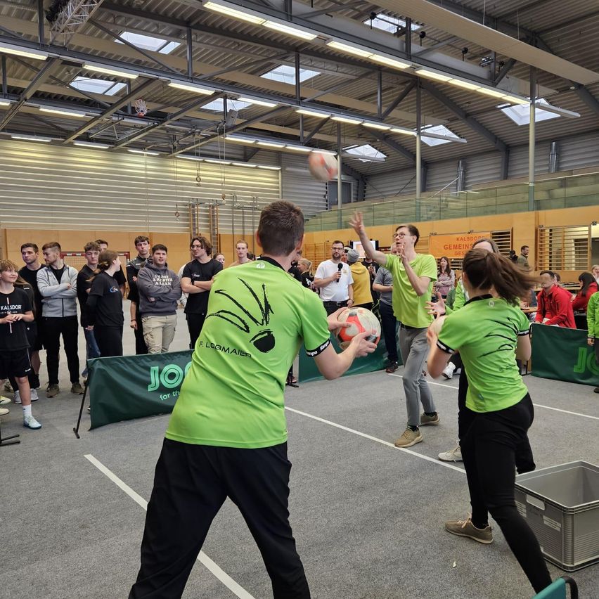 Bild enthält, People, Person, Rugby Ball, Adult, Female, Woman, Playing Basketball, Volleyball (Ball), Shoe, Man