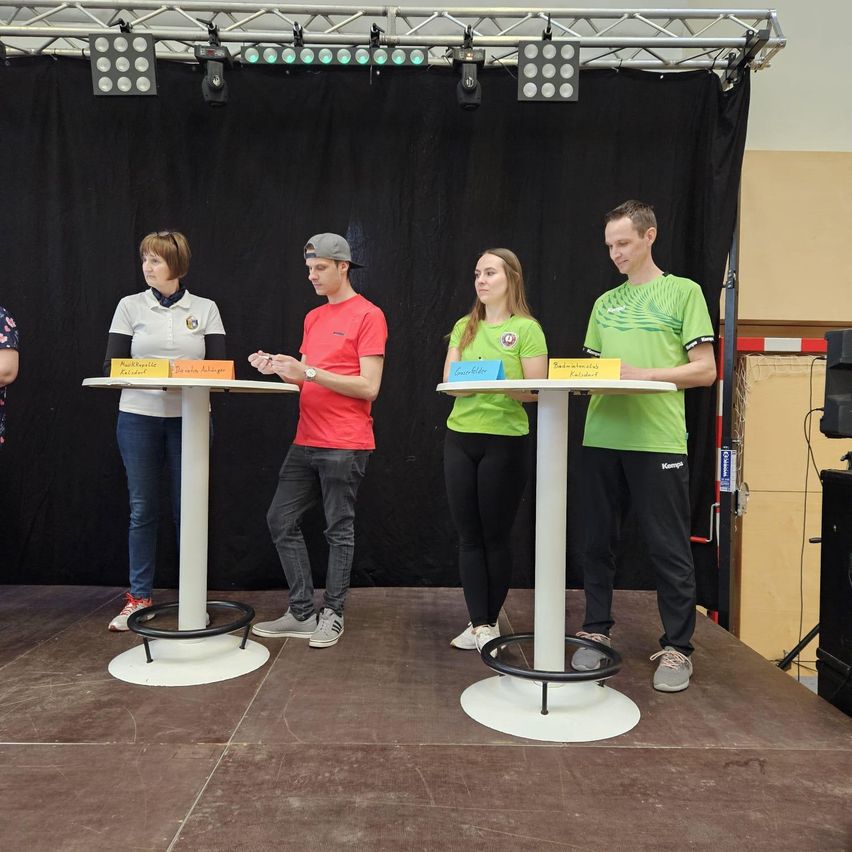 Bild enthält, Furniture, Table, Desk, Crowd, Person, Audience, Wristwatch, Speech, Debate, Teen