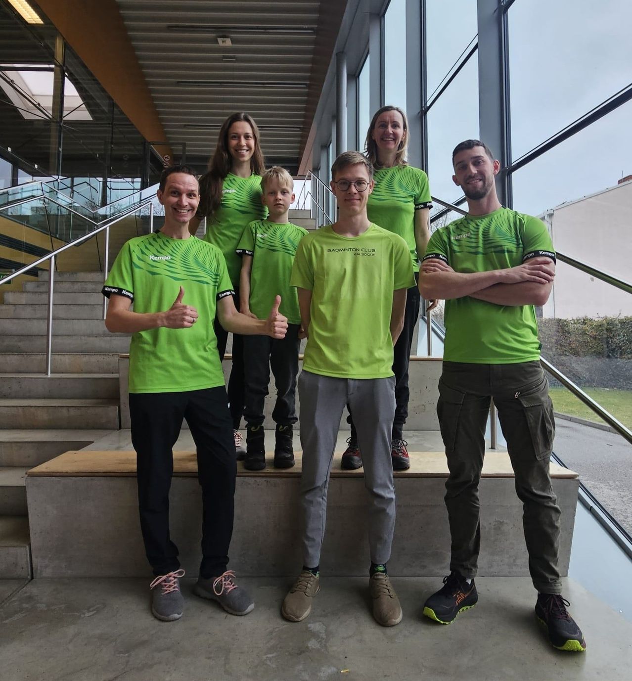 Bild enthält, Groupshot, Person, Boy, Male, Teen, Adult, Female, Woman, Glasses, People