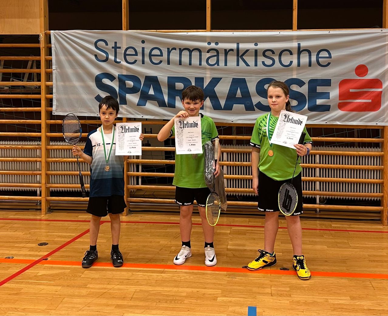 Bild enthält, Racket, Tennis, Tennis Racket, Boy, Male, Person, Teen, Child, Shoe, Face