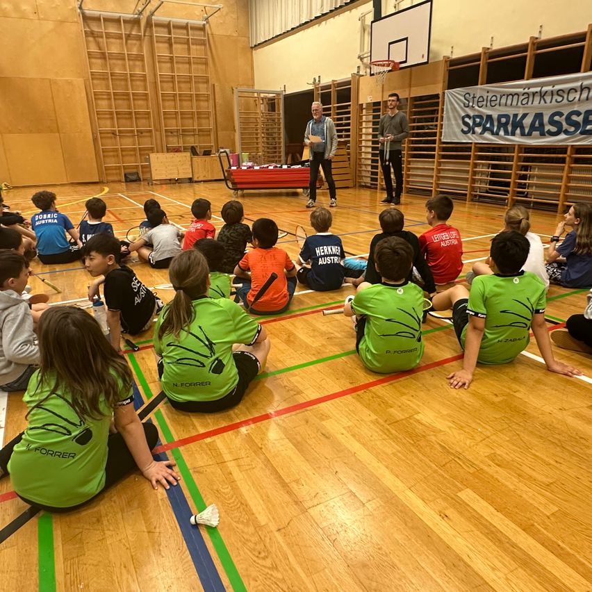 Bild enthält, Boy, Child, Male, Person, Clothing, Footwear, Shoe, Student, Face, People