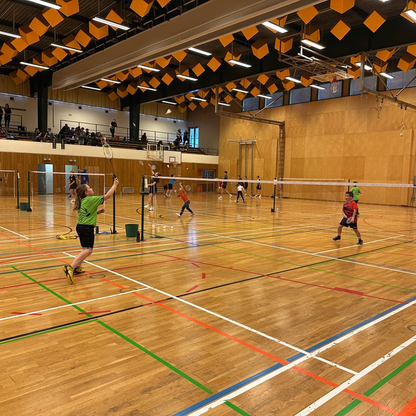 Bild enthält, Sport, Volleyball, Volleyball Game, Person, Badminton, Architecture, Building, Clothing, Footwear, Shoe