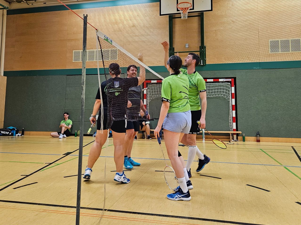 Bild enthält, Volleyball, Volleyball Game, Shorts, Person, Adult, Male, Man, Shoe, Tennis Racket, Baton