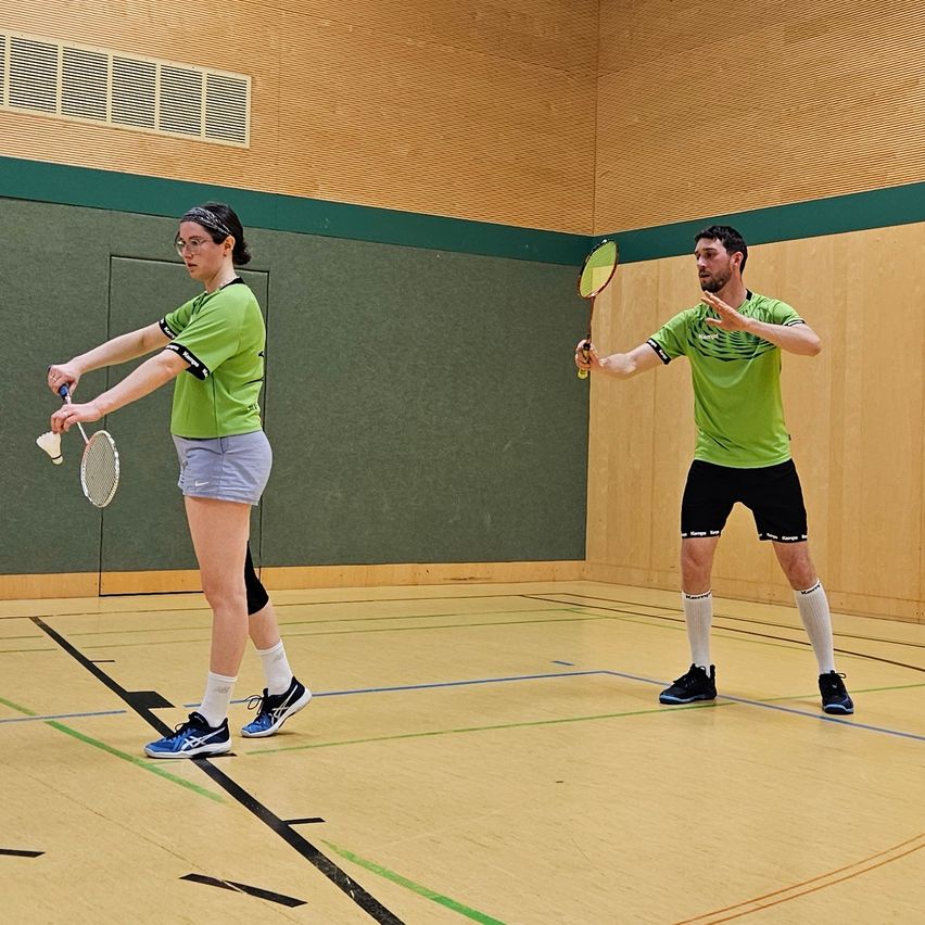 Bild enthält, Person, Clothing, Footwear, Shoe, Racket, Sport, Tennis, Tennis Racket, Shorts