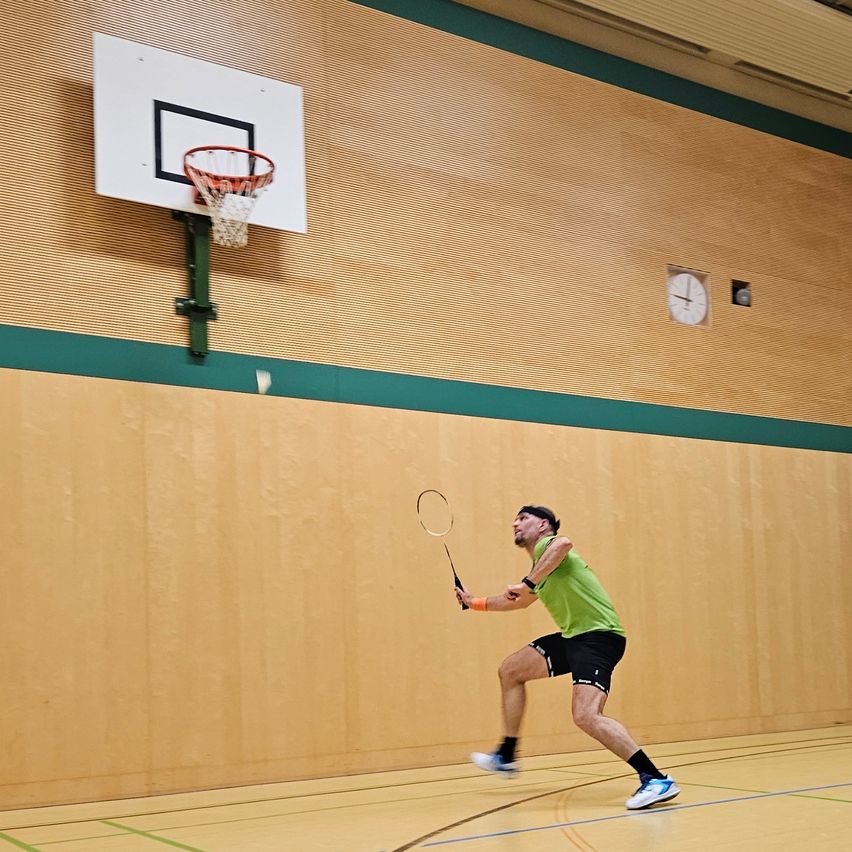 Bild enthält, Adult, Male, Man, Person, Footwear, Shoe, Sport, Tennis, Tennis Racket, Playing Basketball