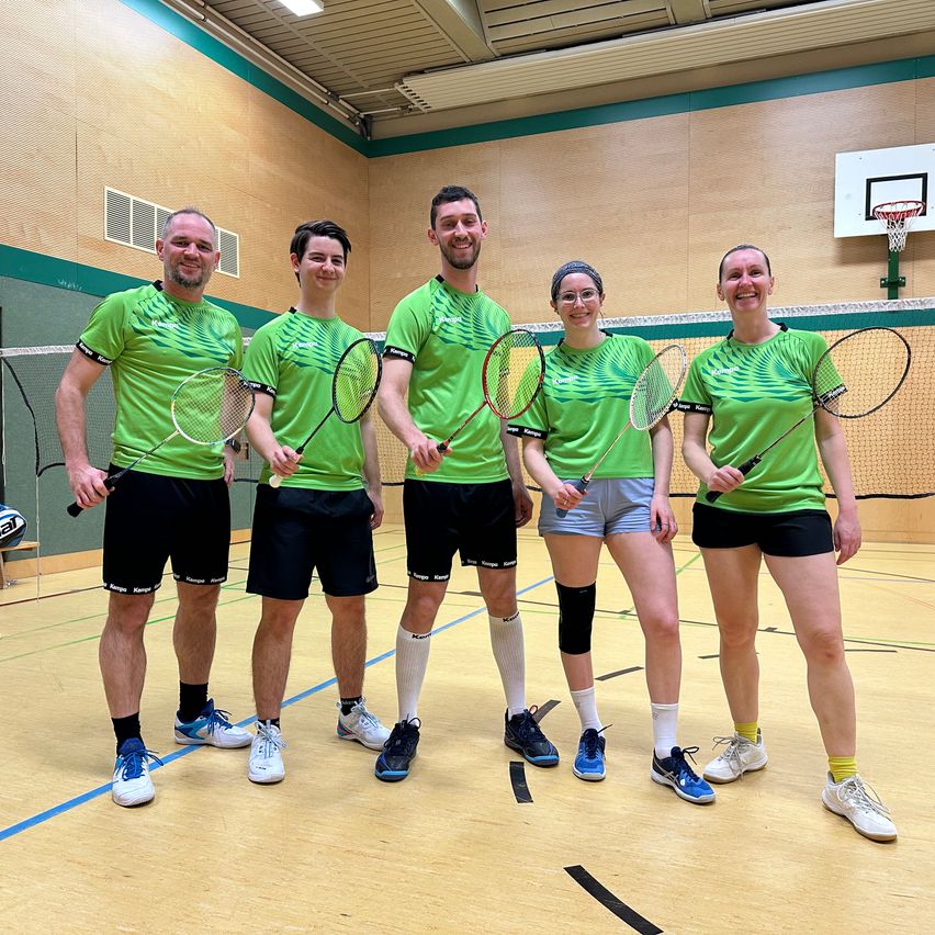 Bild enthält, People, Person, Adult, Male, Man, Tennis, Tennis Racket, Shoe, Shorts, Groupshot