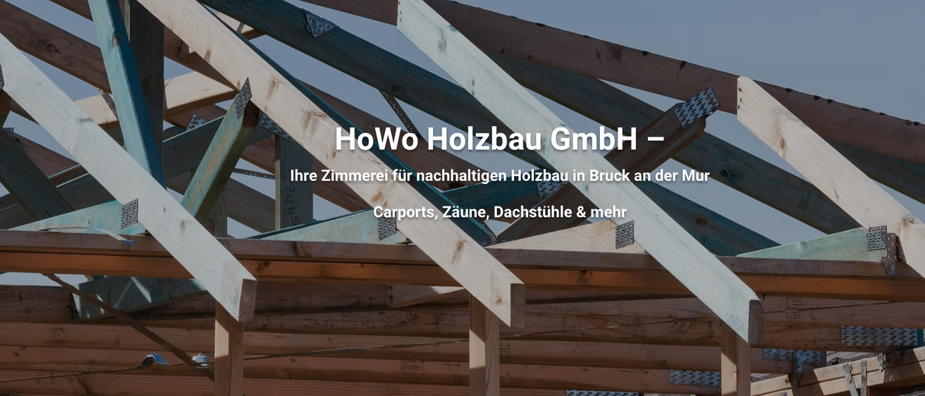 Eine im Bau befindliche Holzstruktur, gekennzeichnet als 'HoWo Holzbau GmbH', bietet nachhaltige Holzbaudienstleistungen für Carports, Trennwände, Dachstühle und mehr.