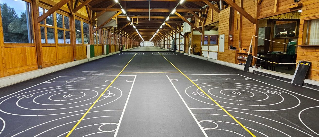 Bild enthält, Indoors, Person, Lamp, Floor