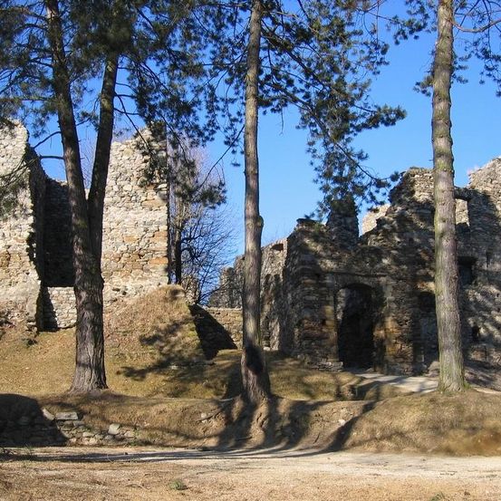Bild enthält, Architecture, Building, Ruins, Rock, Plant, Vegetation, Castle, Fortress, Tree