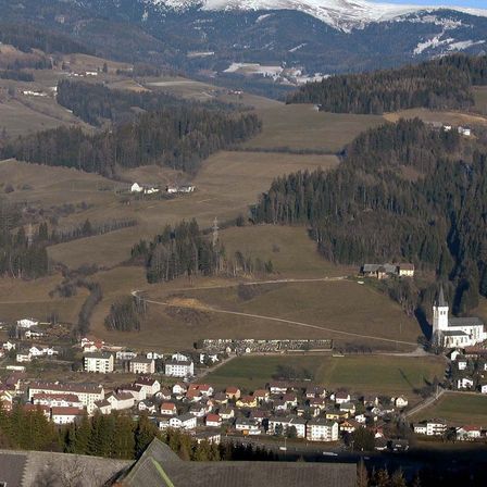 Bild enthält, Outdoors, Nature, Countryside, Scenery, Tree, Fir, Rural, Village, Neighborhood, Mountain