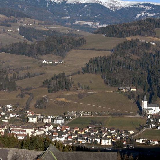 Bild enthält, Outdoors, Nature, Countryside, Scenery, Tree, Fir, Rural, Village, Neighborhood, Mountain