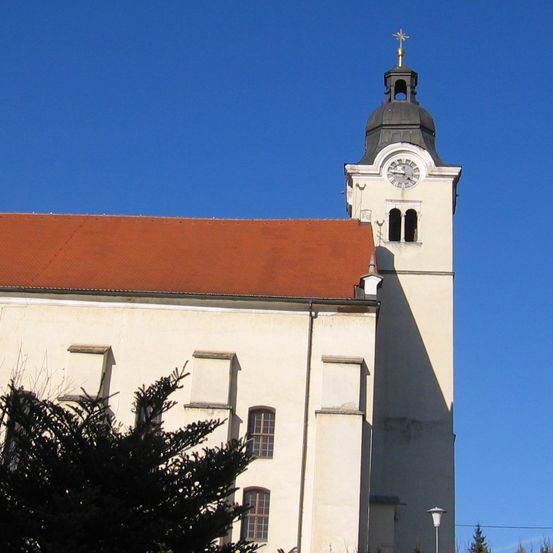 Bild enthält, Architecture, Building, Clock Tower, Tower, Monastery, Bell Tower, Spire