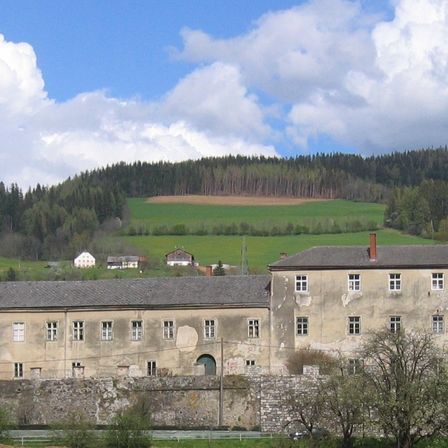 Bild enthält, Building, Monastery, Cloud, Nature, Outdoors, Sky, Cumulus, Fortress, Scenery, Grass