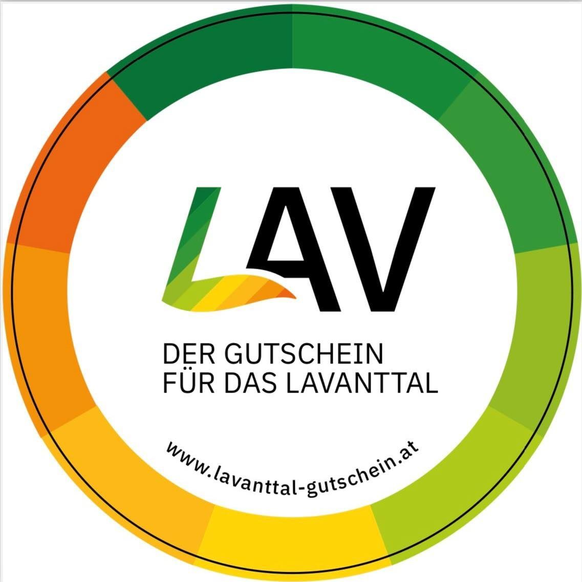 Rundes Logo fur das Lavatal-Zertifikat mit grünem und gelbem Farbverlauf. Das Wort LAV steht in schwarz mit Blattdesign. Der Text lautet DER GUTSCHEIN FUR DAS LAVATAL. Die Website ist www.lavantal-gutschein.at.