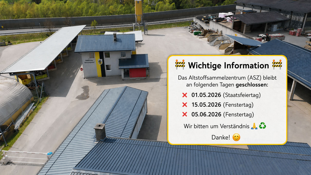 Luftaufnahme eines Recyclingzentrums. Ein Schild am Boden besagt 'Wichtige Informationen'. Datum und Nachrichten werden angezeigt. Gebäude, ein Zaun und Bäume sind im Hintergrund zu sehen.