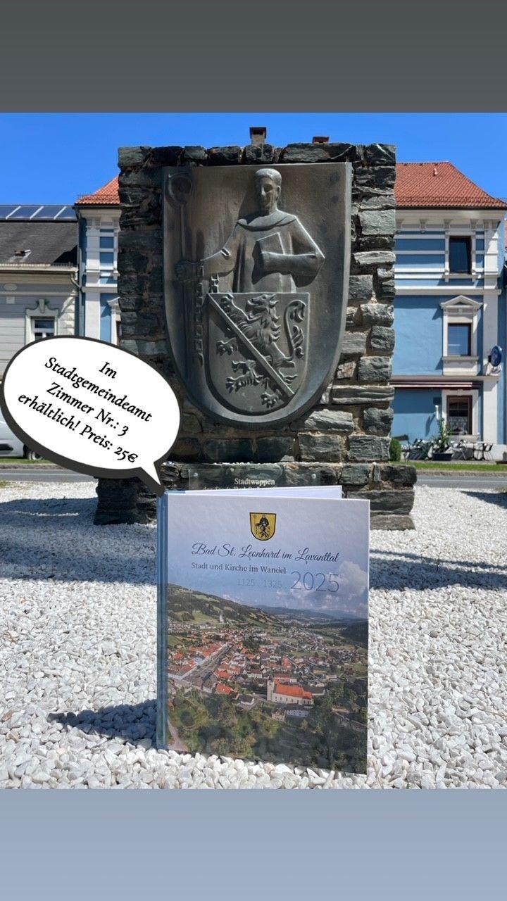Ein Prospekt steht vor einem Steinmonument mit einer Statue eines Mannes, der einen Schild mit einem Löwen hält, vor dem Hintergrund von Gebäuden und einer Straße.