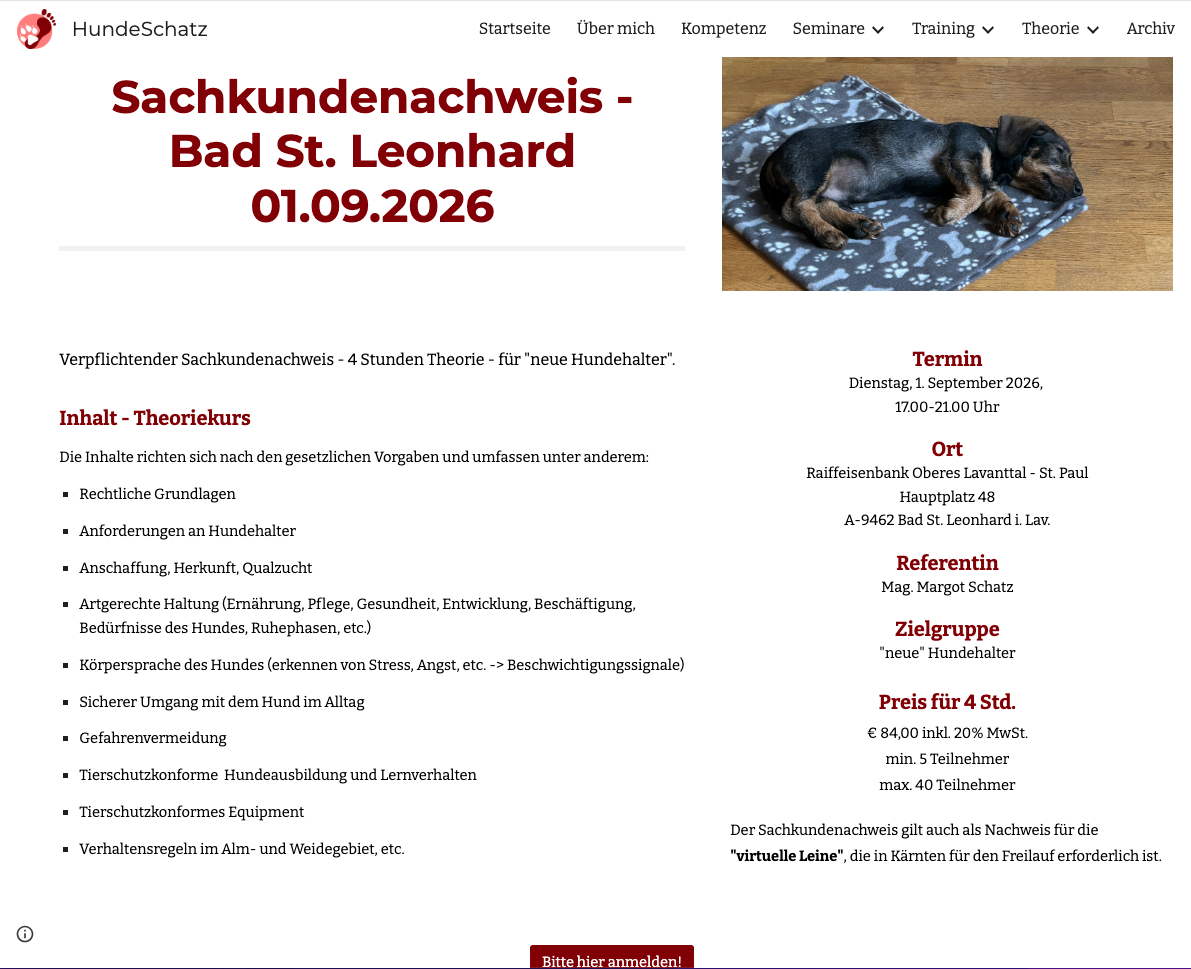 Ein schwarz-brauner Hund liegt auf einer blau-weißen Decke auf einem Holzboden. Der Hund schläft.
