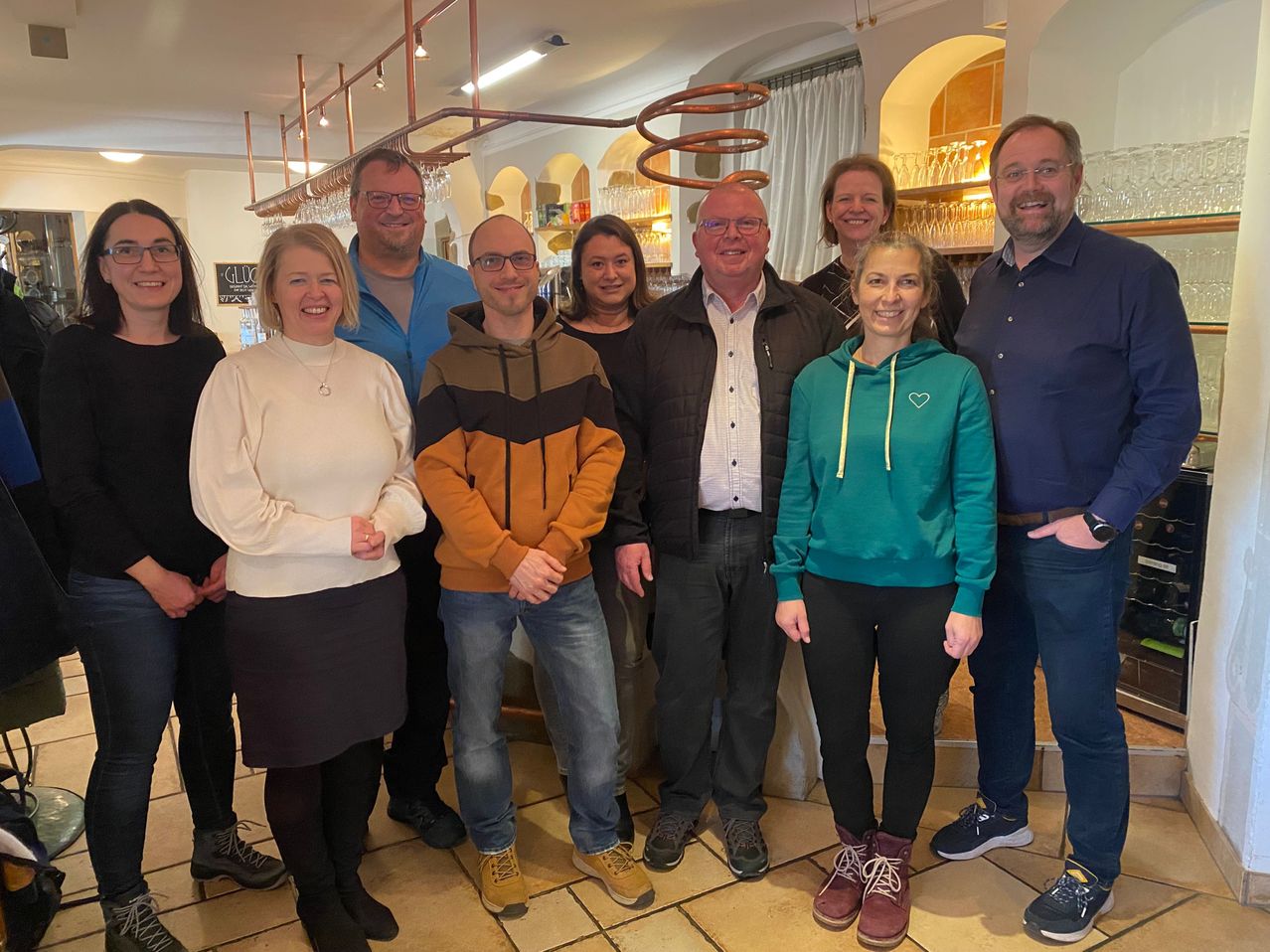 Bild enthält, Groupshot, Person, Adult, Female, Woman, People, Pants, Shoe, Glasses, Necklace