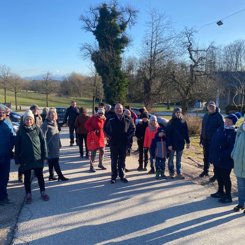 Bild enthält, Person, Walking, Shoe, Glove, People, Handbag, Adult, Male, Man, Woman