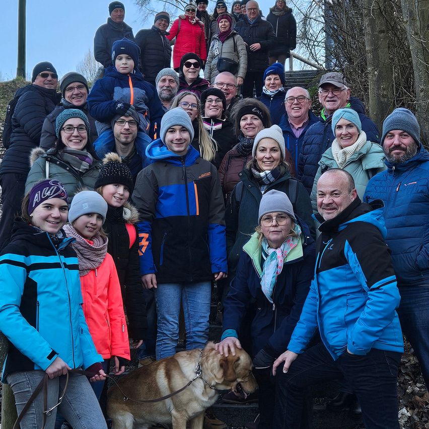 Bild enthält, Pants, Coat, Jacket, People, Person, Cap, Jeans, Portrait, Dog, Teen