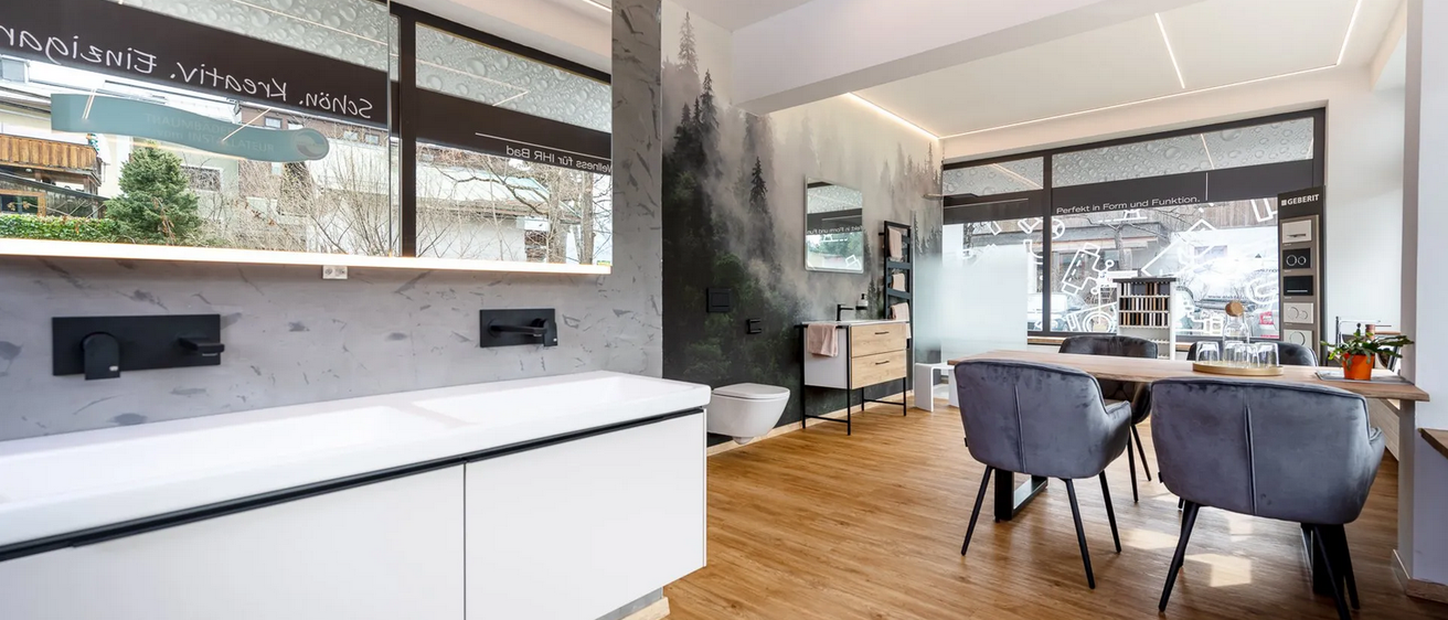 Bild enthält, Indoors, Interior Design, Floor, Chair, Furniture, Wood, Dining Room, Dining Table, Table, Foyer