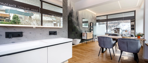 Bild enthält, Indoors, Interior Design, Floor, Chair, Furniture, Wood, Dining Room, Dining Table, Table, Foyer