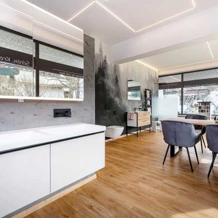 Bild enthält, Indoors, Interior Design, Floor, Chair, Furniture, Wood, Dining Room, Dining Table, Table, Foyer