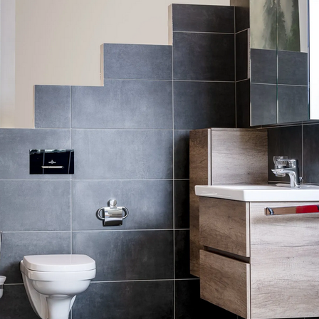 Bild enthält, Indoors, Interior Design, Bathroom, Room, Toilet, Sink, Sink Faucet