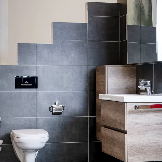 Bild enthält, Indoors, Interior Design, Bathroom, Room, Toilet, Sink, Sink Faucet