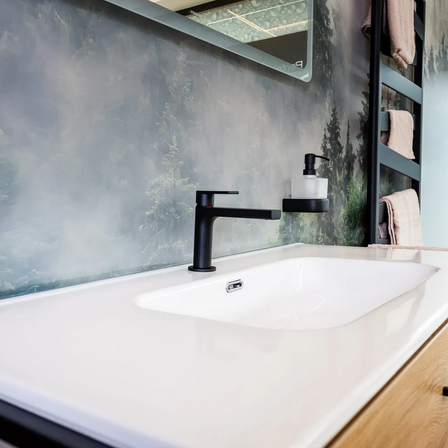 Bild enthält, Basin, Sink, Sink Faucet