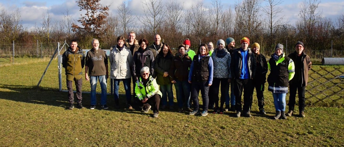 Bild enthält, Grass, People, Person, Coat, Jacket, Walking, Groupshot, Park, Pants, Suit