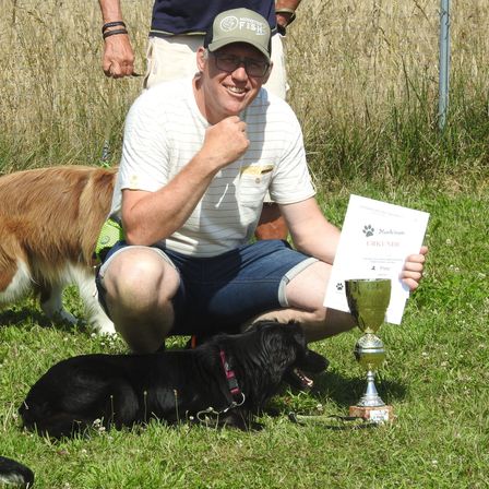 Bild enthält, Grass, Person, Photography, Portrait, Baseball Cap, Hat, Grassland, Adult, Male, Man