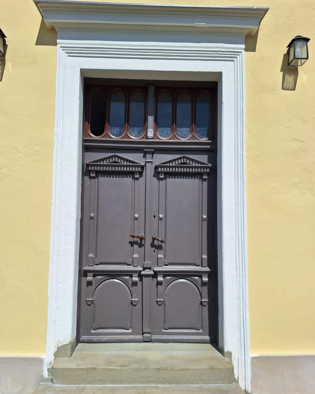 Bild enthält, Door, Arch, Architecture, Gothic Arch, Window, Building, Housing