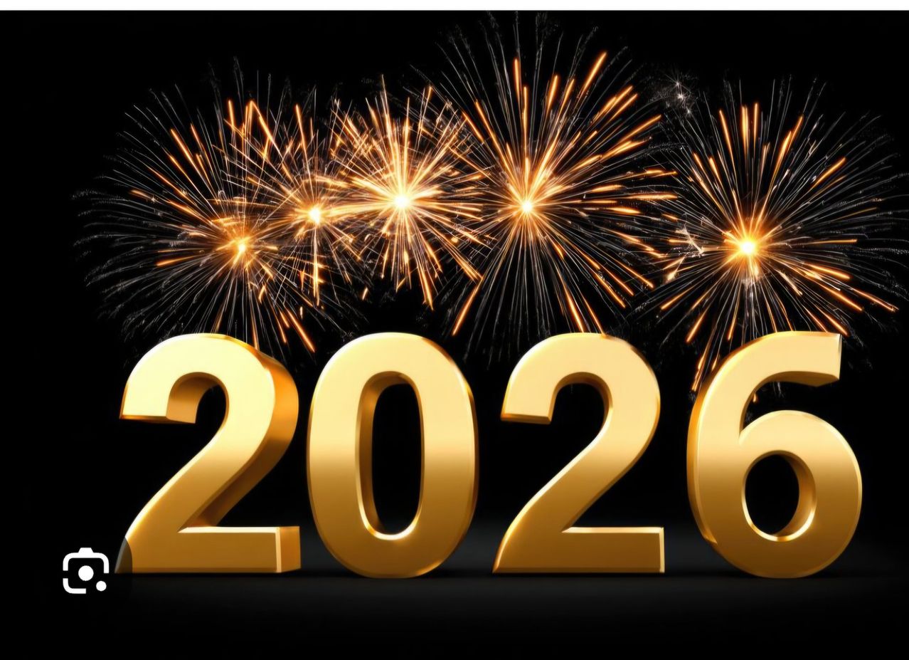 Eine goldene '2026'-Tafel ist vor einem dunklen Hintergrund zu sehen, mit Feuerwerk im Hintergrund, das eine festliche Atmosphäre erzeugt.