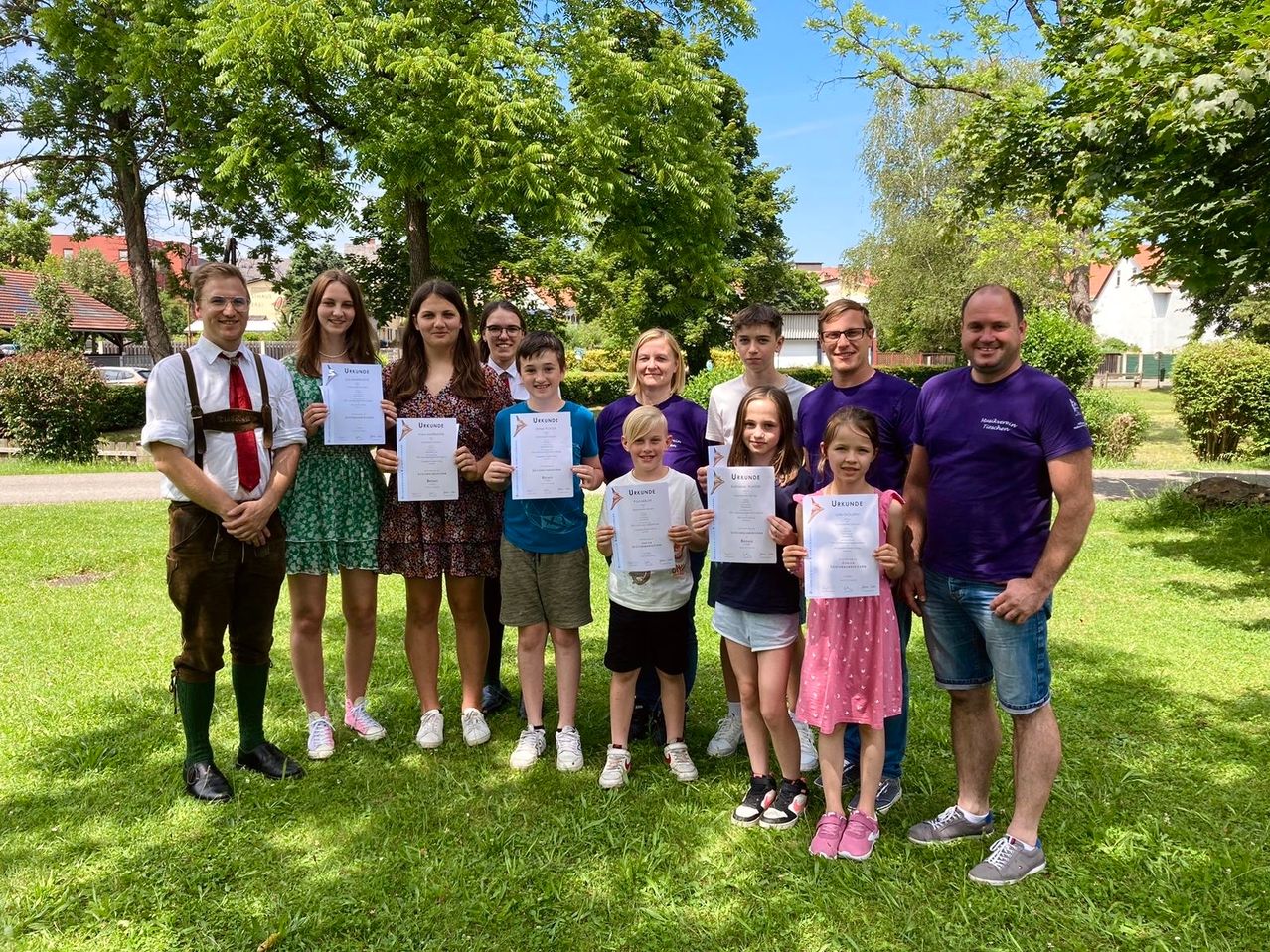 Bild enthält, Grass, Park, People, Person, Adult, Male, Man, Vegetation, Tree, Groupshot