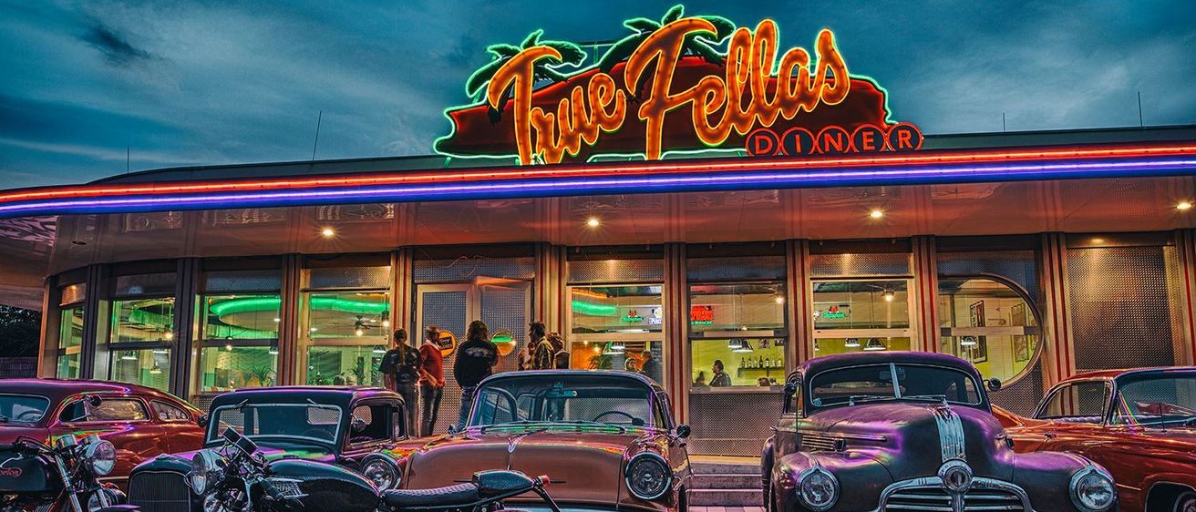 Bild enthält, Diner, Indoors, Restaurant, Urban, Machine, Spoke, Car, Wheel, Motorcycle, Person